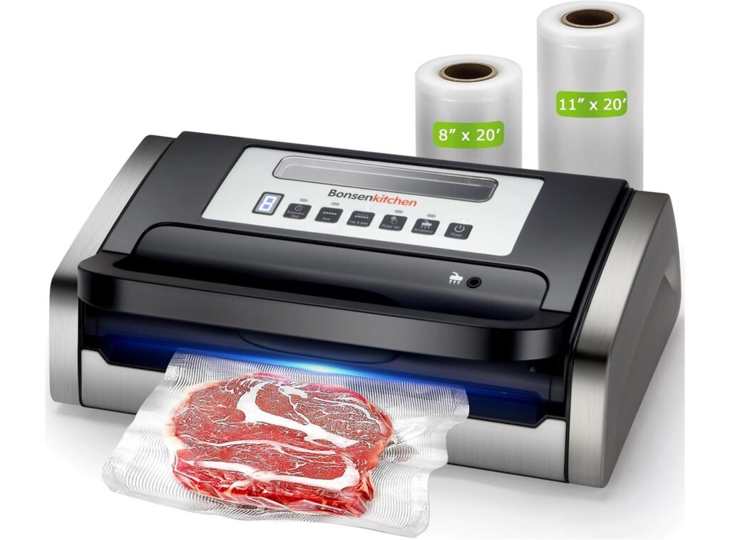 Envasadora al vacio industrial Bonsenkitchen con controles digitales y rollos de bolsas incluidos, sellando carne al vacío.