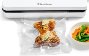 Selladora al vacío FoodSaver Everyday con bolsa de pollo sellada y vegetales.