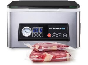 Selladora al vacío Avid Armor Ultra USV20 con pantalla digital y paquetes de carne sellados al frente.