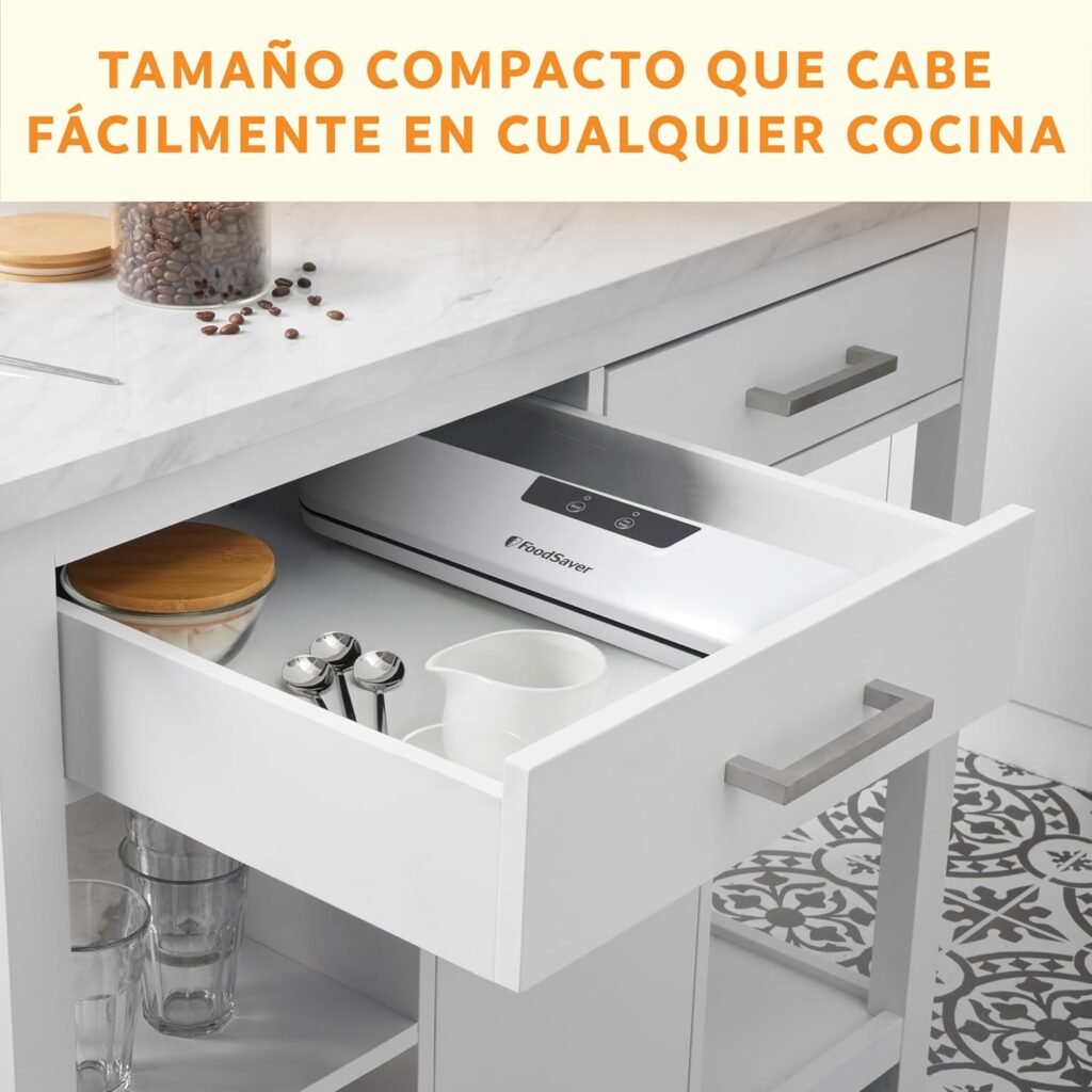 Selladora al vacío FoodSaver guardada en cajón de cocina, destacando su tamaño compacto.